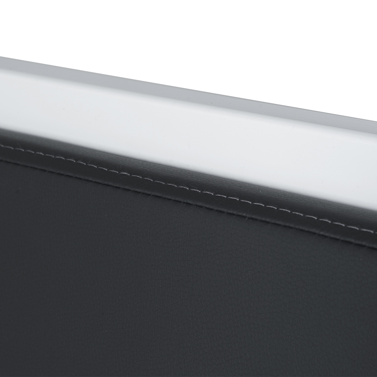 Парикмахерское кресло Дуглас на белом каркасе